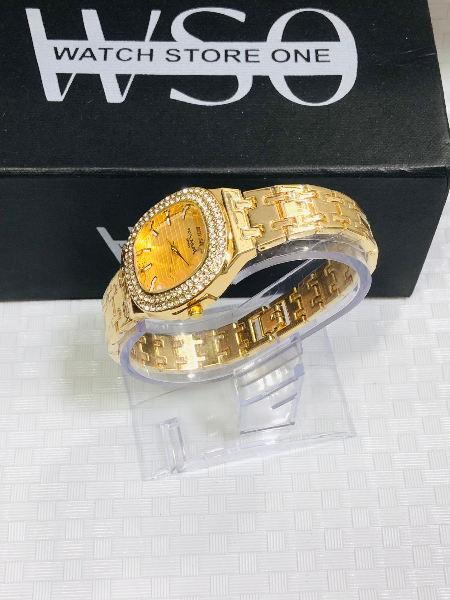 Petek philip female watch golden