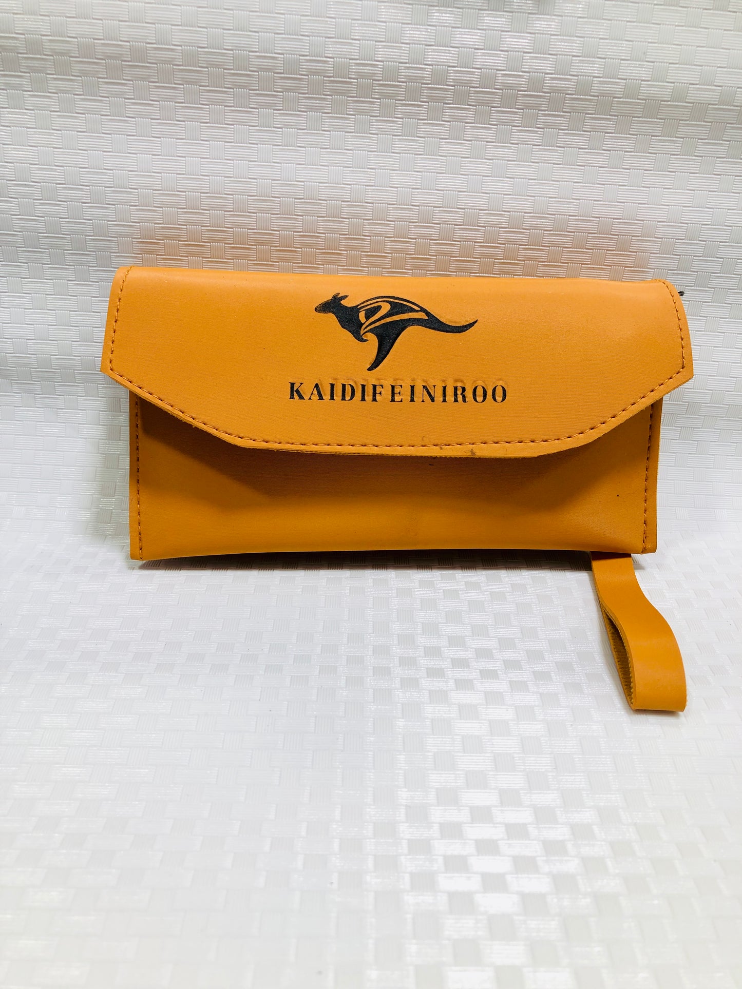 women hand clutch >mustard