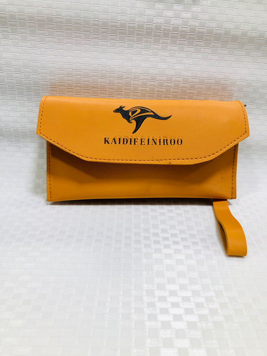 women hand clutch >mustard