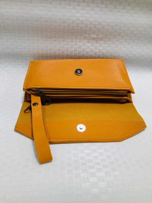 women hand clutch >mustard