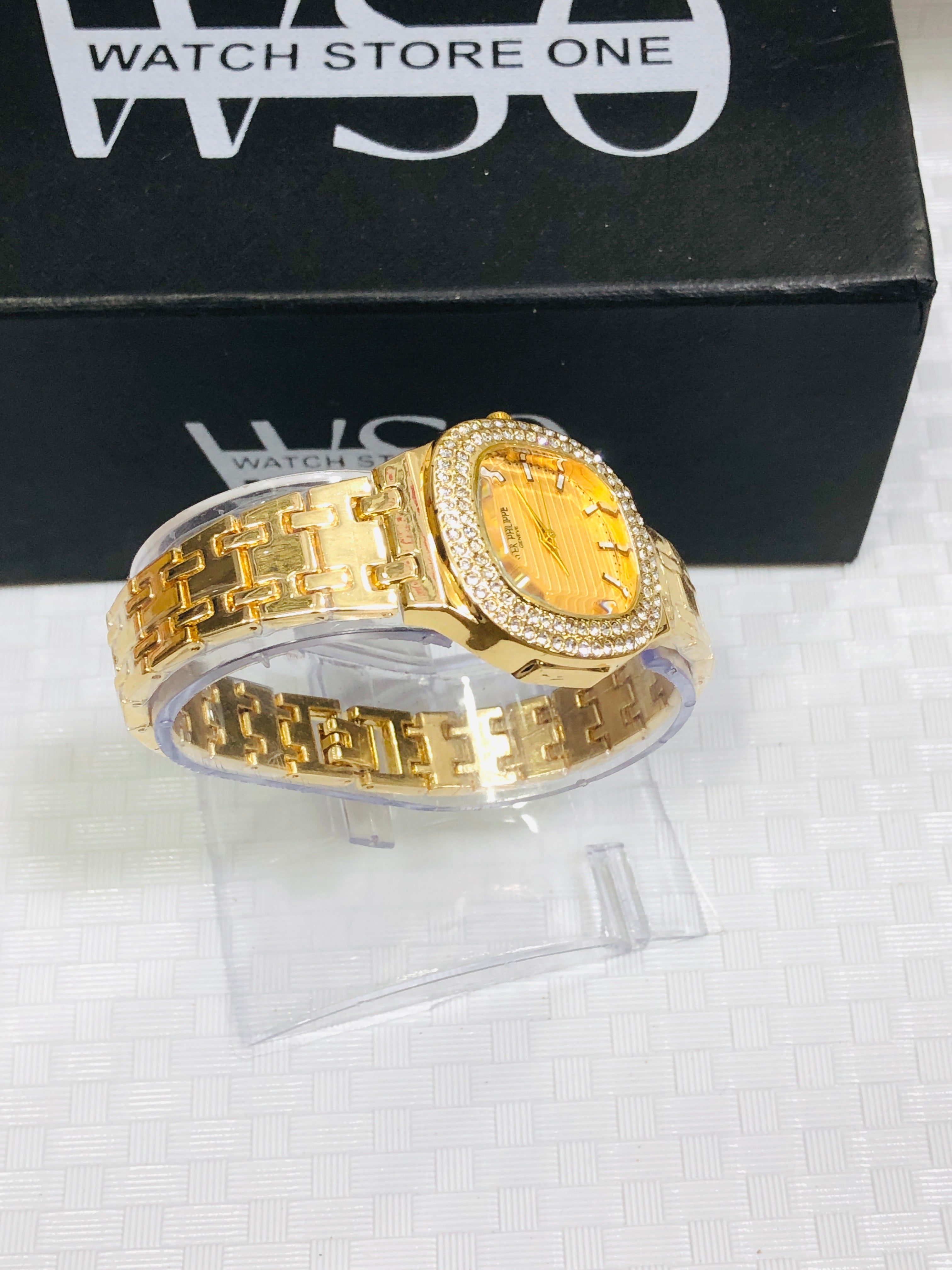 Petek philip female watch golden