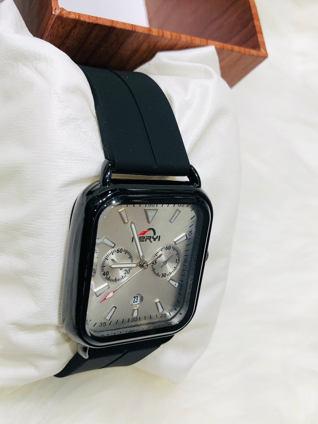 HERYI MAGNET STRAP WATCH