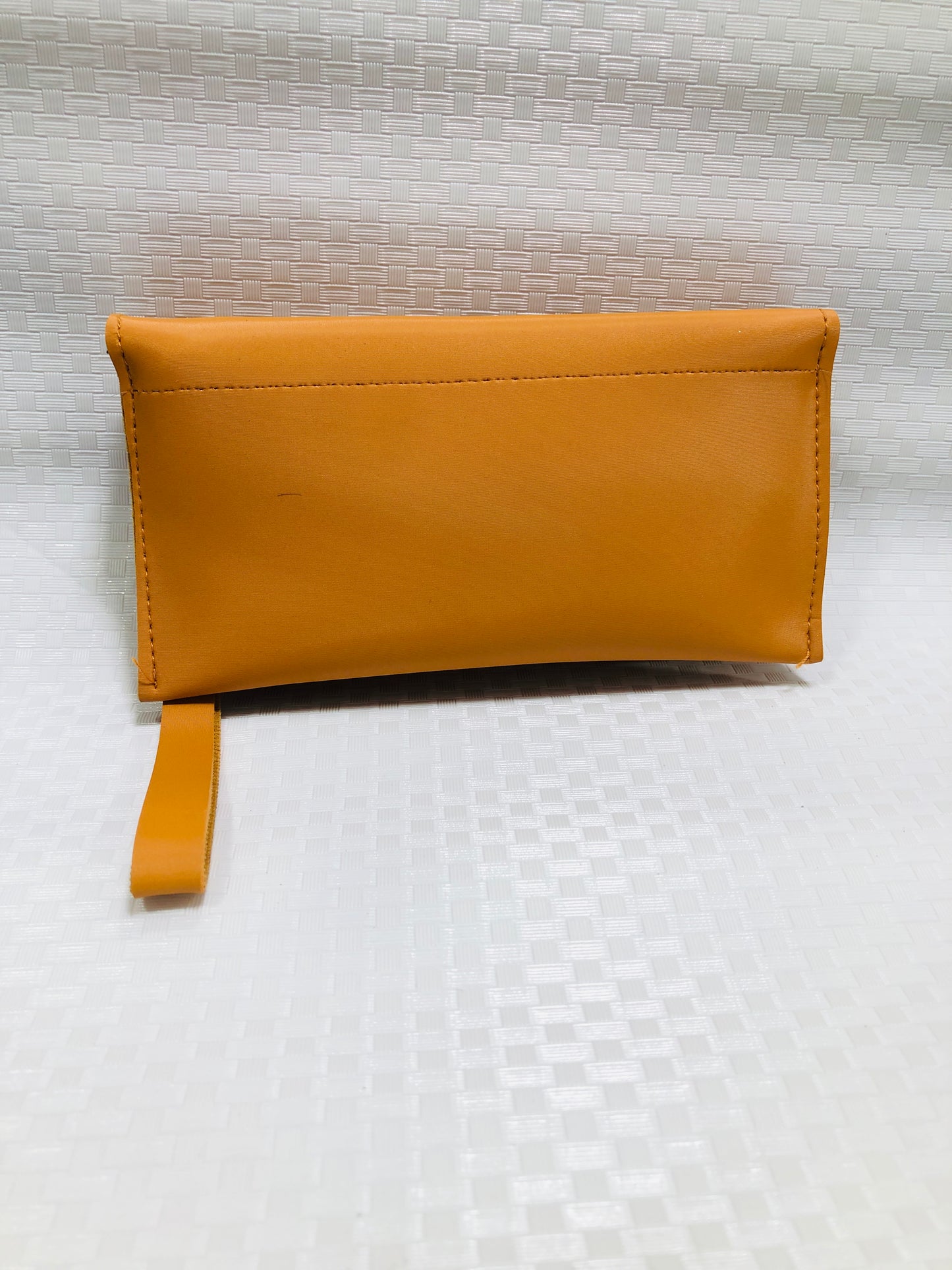 women hand clutch >mustard