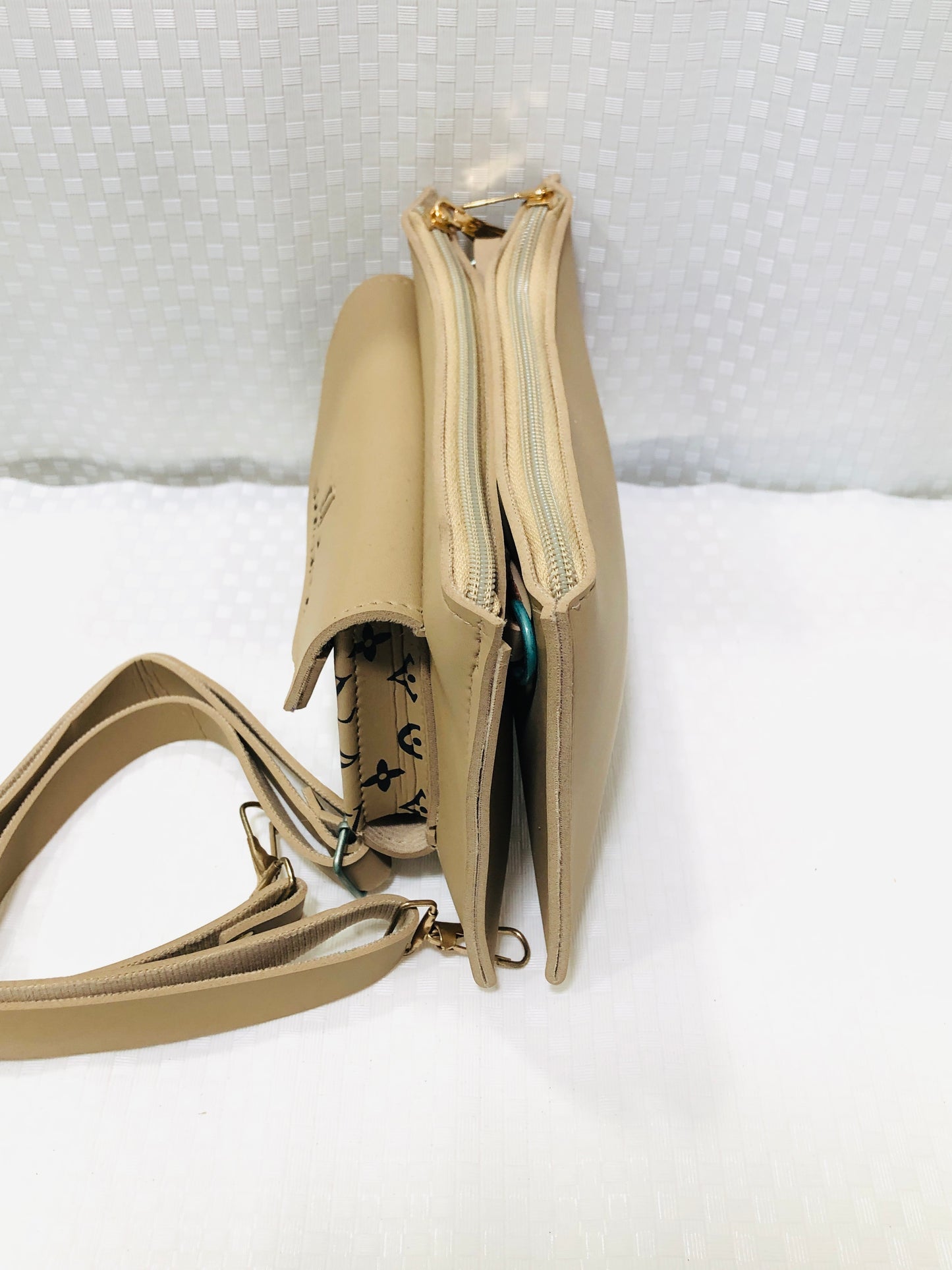 LV Hande Pouches Skin